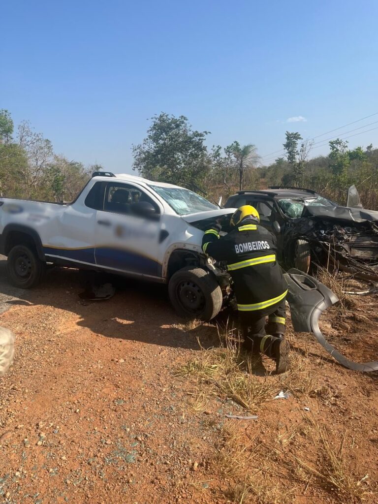 Batida de frente entre carro e picape deixa quatro feridos na TO-040