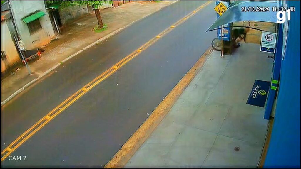 Vídeo mostra momento em que homem perde controle de moto e acerta poste de energia