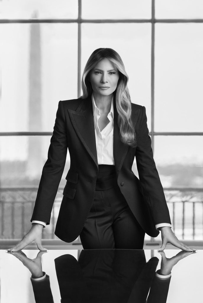 Estilista que criou chapéu ‘tapa-olho’ de Melania nega que ela quis se esconder: ‘câmeras muito altas’