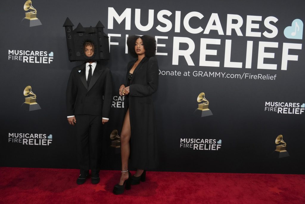 Jaden Smith usa castelo na cabeça no Grammy; veja fotos