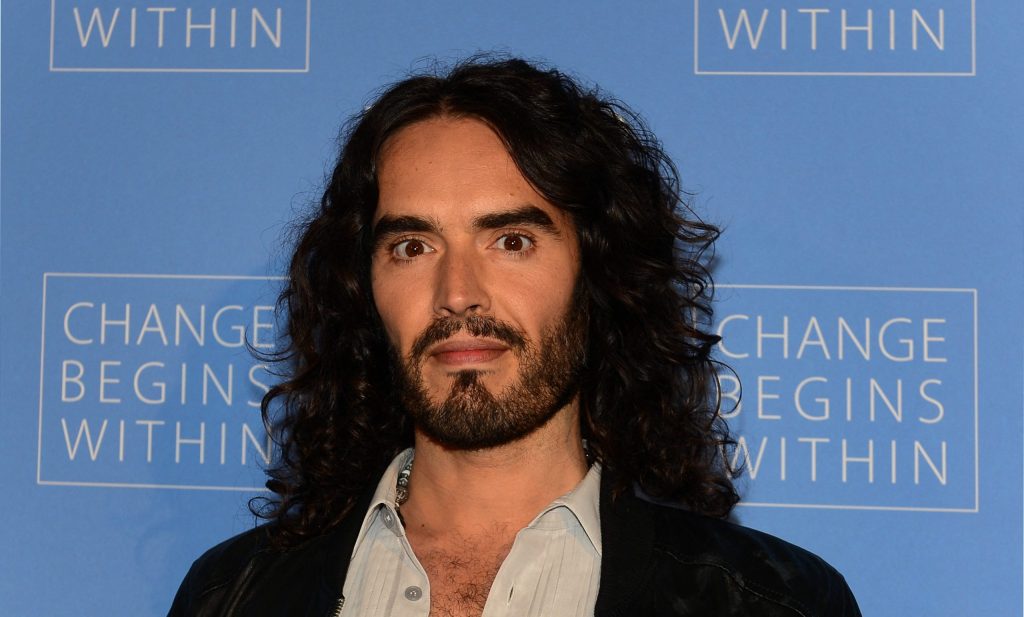 Russell Brand é acusado de estupro por polícia do Reino Unido