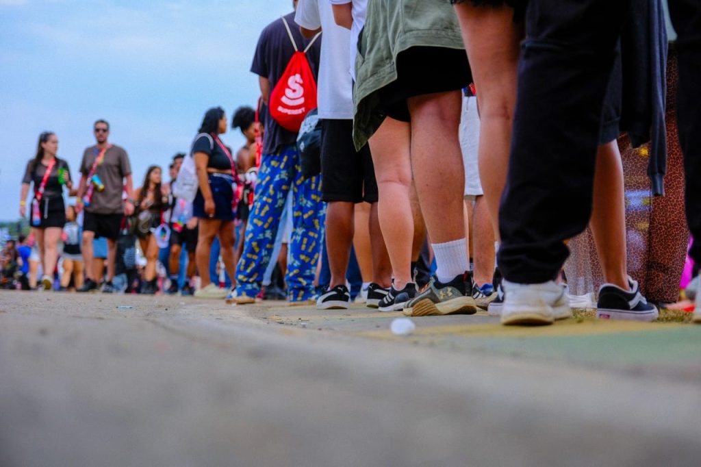 Loucos por brindes… fãs ficam mais de duas horas em filas para pegar mimos em festival