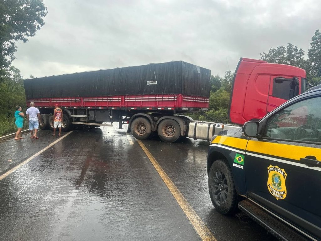 Carreta fica atravessada na BR-153 e deixa trânsito bloqueado após acidente com carro