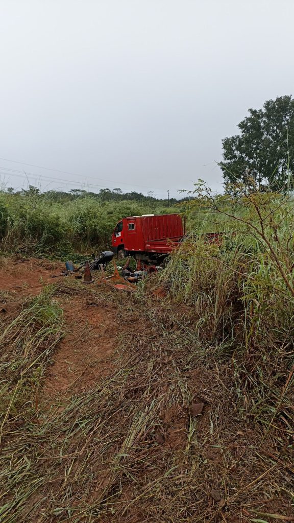 Caminhões perdem o controle em trecho da TO-335, saem da pista e deixam feridos