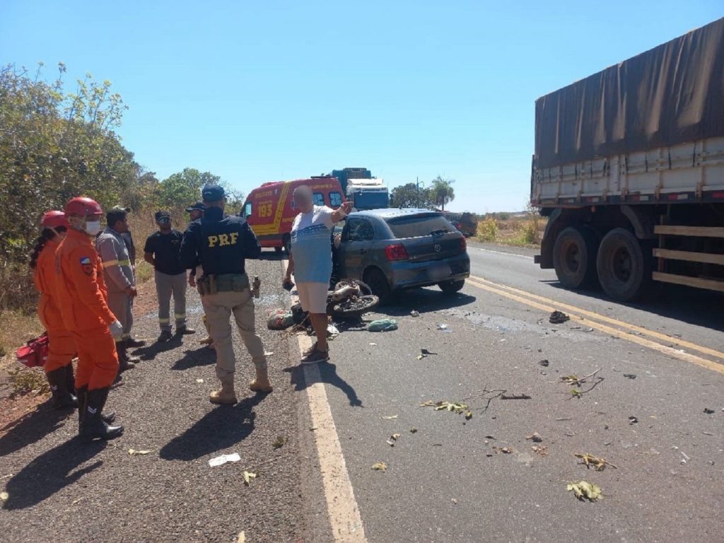 Jovem fica gravemente ferido após batida entre carro e moto na BR-153