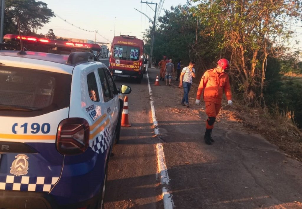 Homem morre após perder controle de moto, sair da pista e bater em árvore