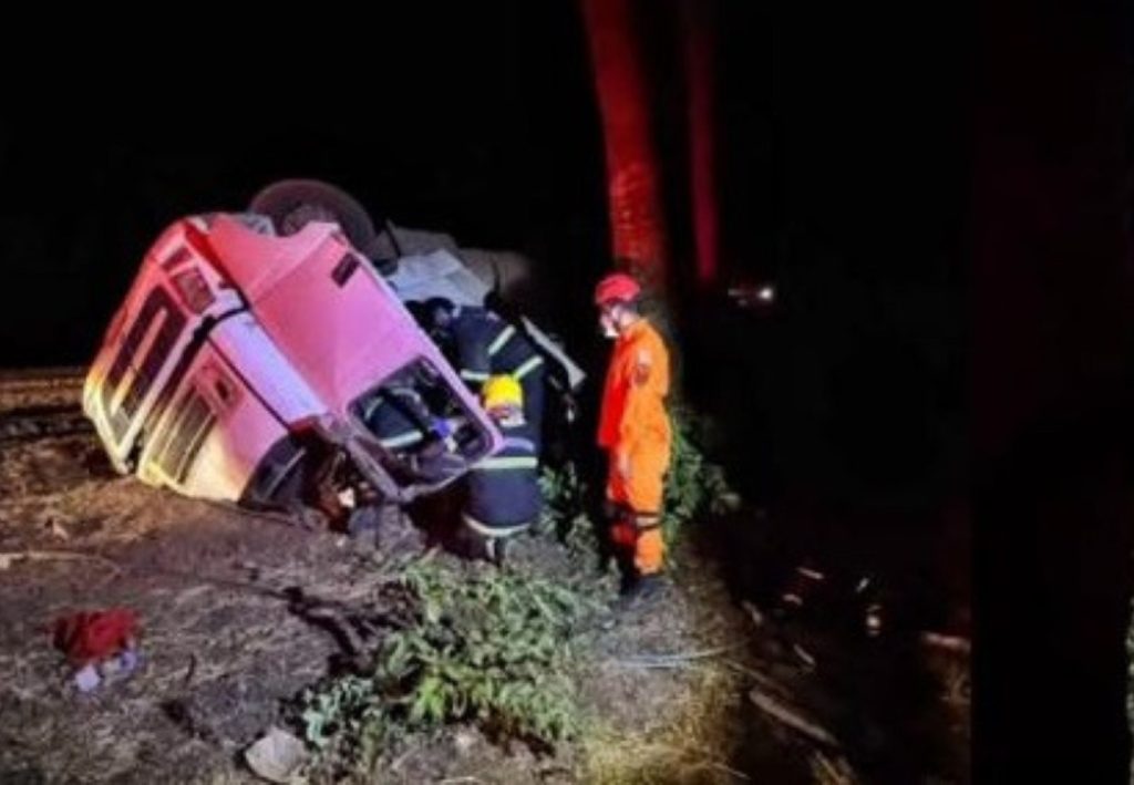 Motorista morre preso às ferragens após caminhão tombar na BR-153