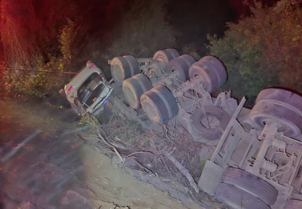 Mulher morre soterrada por soja após carreta tombar durante acidente na TO-040