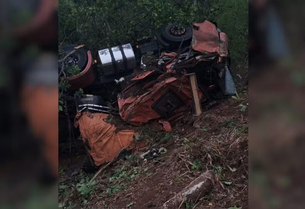 Caminhoneiro fica ferido após perder o controle de carreta em curva e capotar na TO-080