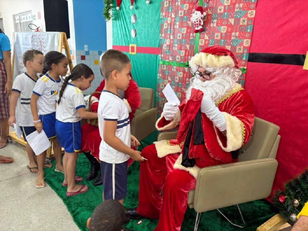 Cartinhas da campanha Papai Noel dos Correios estão disponíveis para adoção; veja onde e como ajudar
