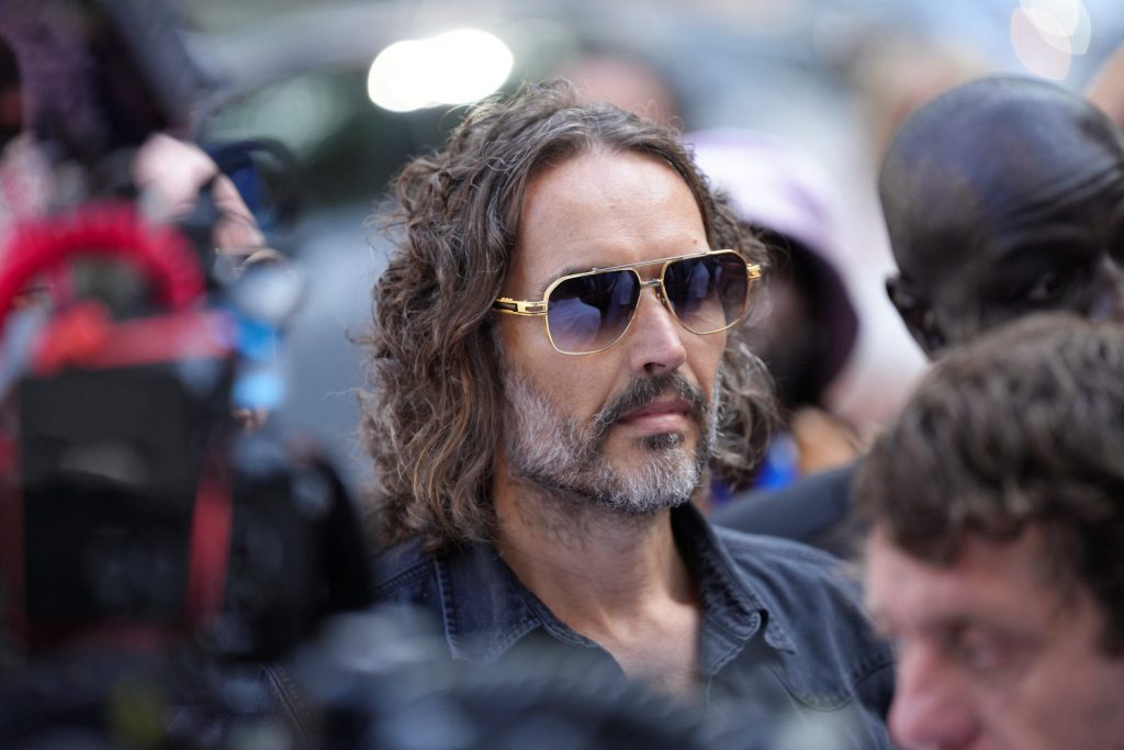 Russell Brand volta a ser acusado de estupro e violência sexual