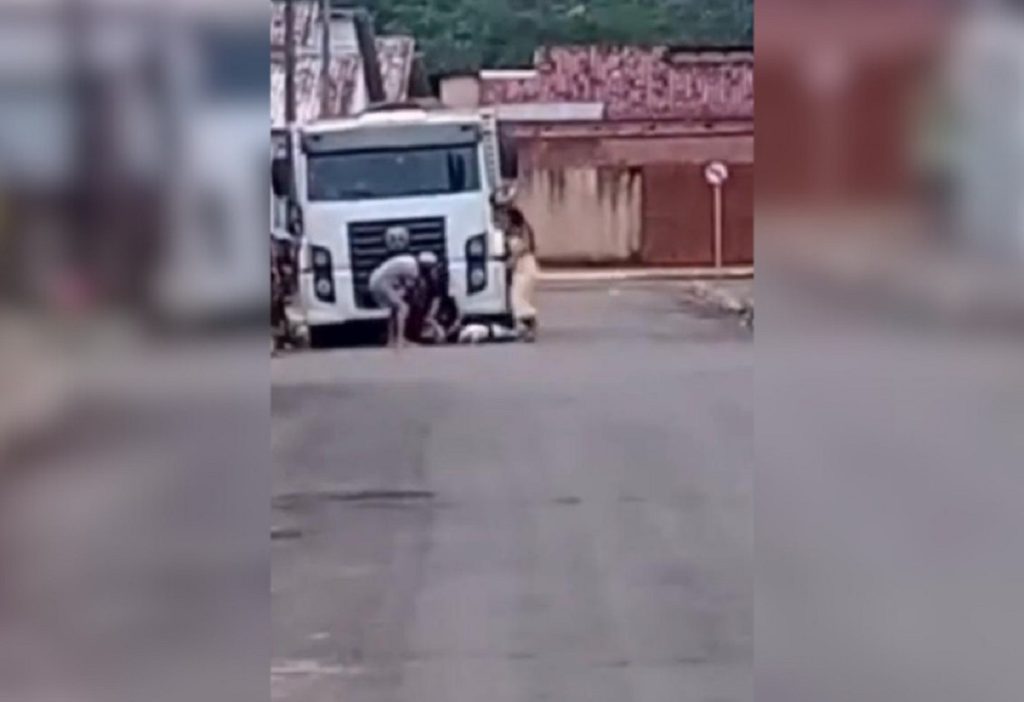 Policial militar é afastado após vídeo mostrar agressão a idoso no meio da rua por causa de cachorro