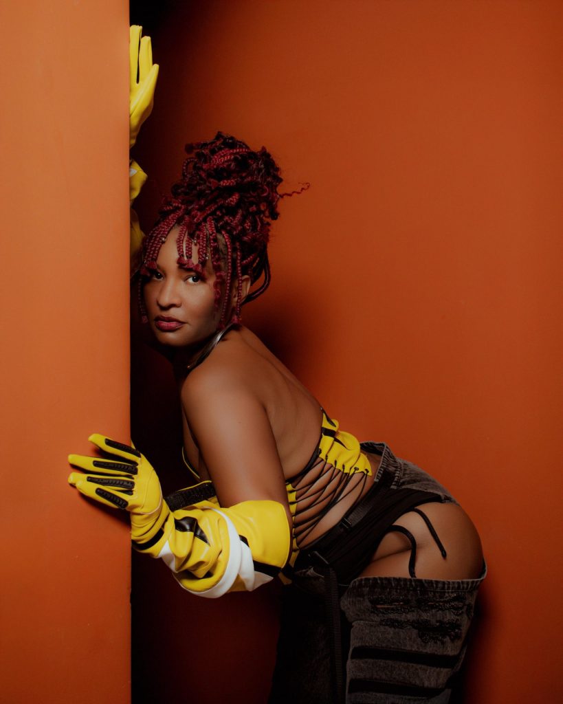 Larissa Luz demole preconceitos raciais e sexuais de antigos Carnavais no tom inclusivo do single folião ‘Marchona’