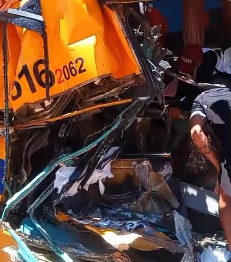 Ônibus do time sub-20 do Águia de Marabá que bateu e matou preparador ficou destruído; veja imagens