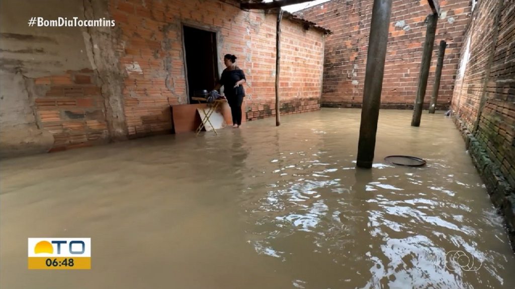 Temporal faz córrego transbordar e alaga casas em Gurupi