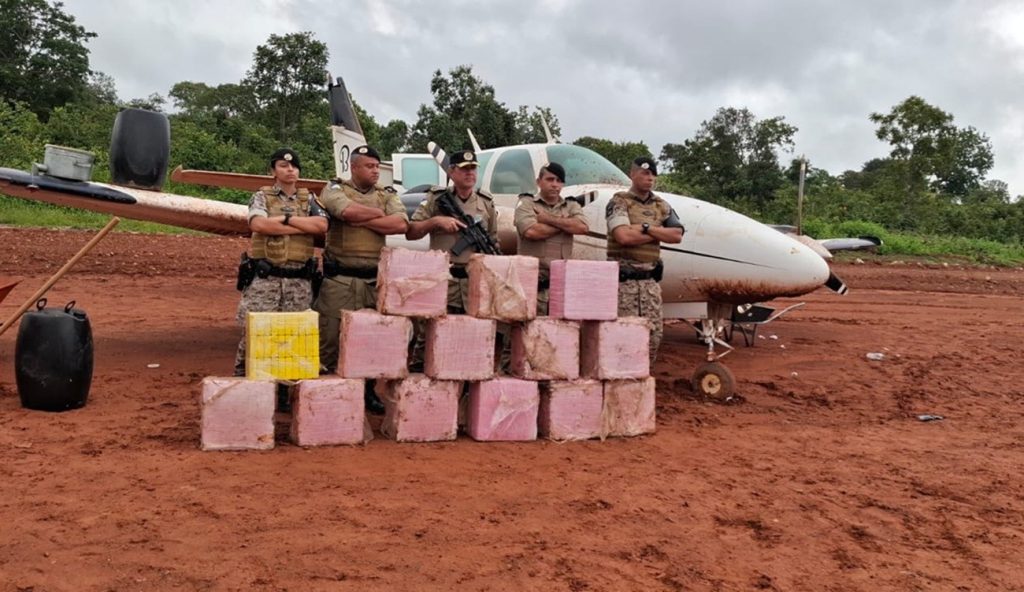 Cerco contra traficantes continua em área de mata após apreensão de avião com drogas