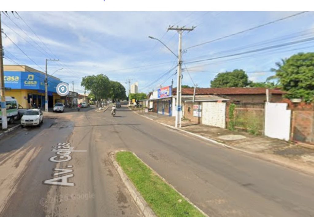 Jovem cai de moto, tenta se levantar e morre atropelado por caminhonete, diz a polícia