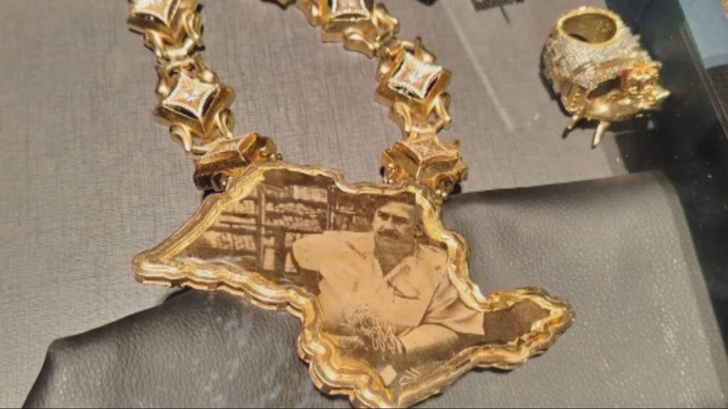 Colar de Ryan SP com foto de Pablo Escobar foi apreendido pela PF; entenda fascínio pelo traficante