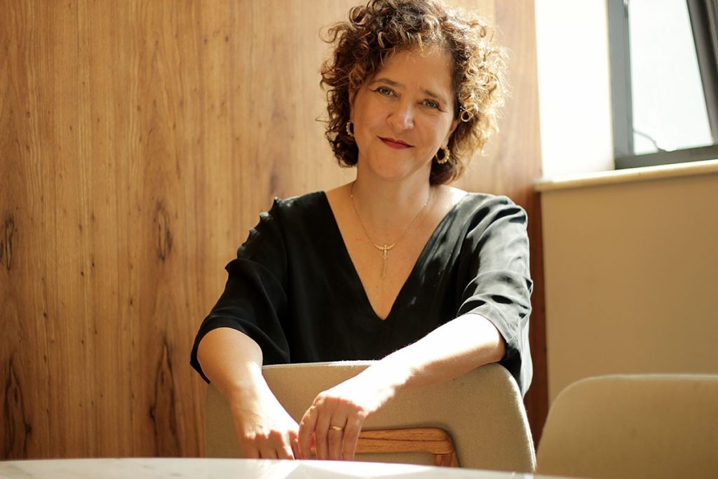 O fenômeno Carla Madeira, que domina as redes e divide leitores com seus livros: ‘Literatura não é manual’