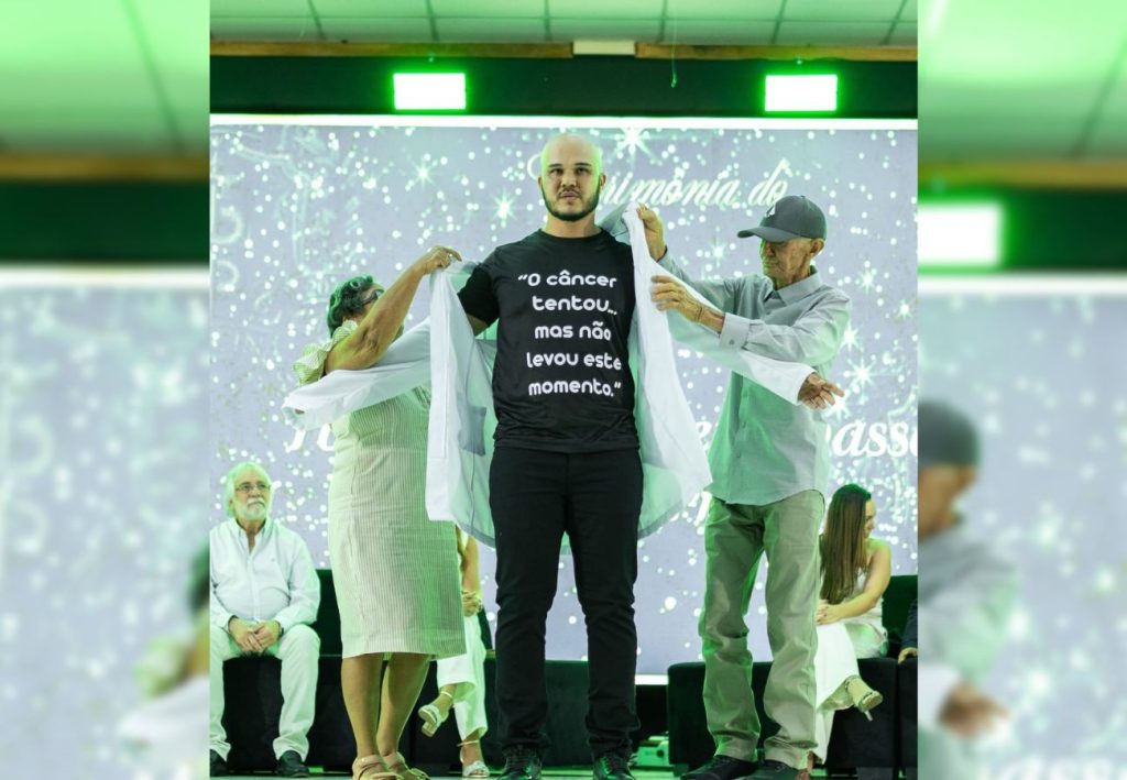 Estudante de medicina emociona em homenagem aos pais no TO: ‘O câncer tentou, mas não levou este momento’