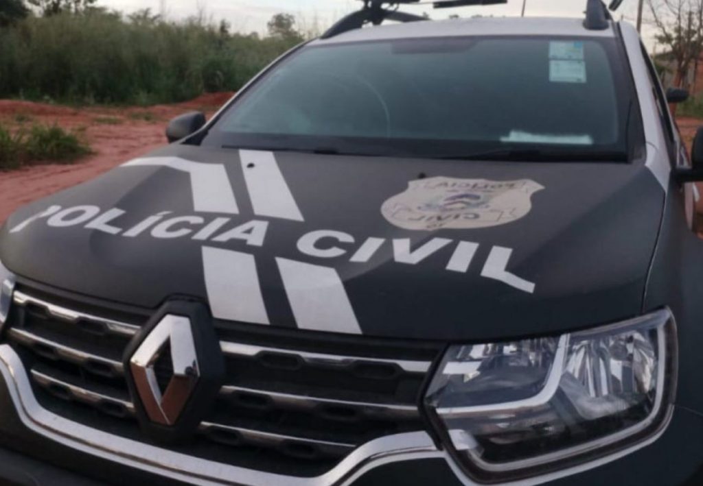 Suspeita de tentar golpe de R$ 100 mil em banco mastiga RG falso ao ver agentes e acaba presa, diz polícia