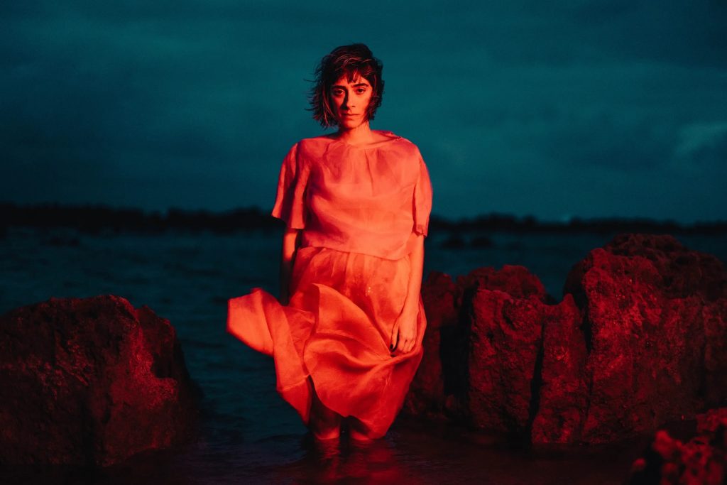 Juliana Linhares se firma com grande álbum que capta e enfrenta o estado de exaustão da humanidade no suor da lira