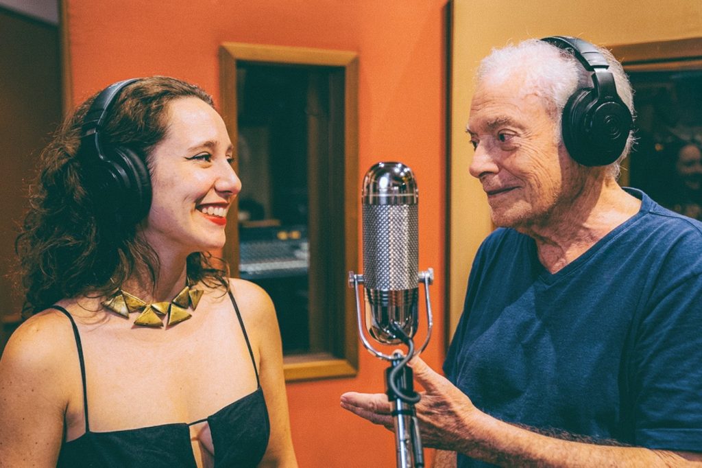 Julie Wein faz feat com Francis Hime e grava Arnaldo Baptista e Benito Di Paula em álbum de voz, piano e canções