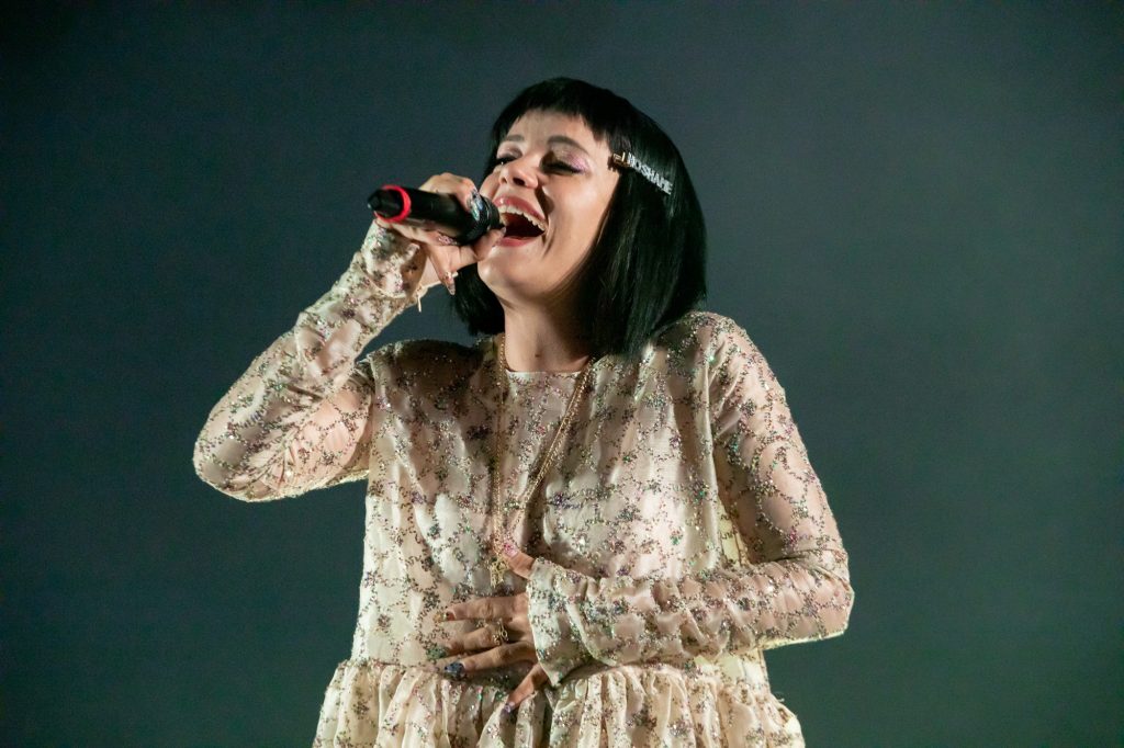 Lily Allen posta que quer ‘dançar com gays’ e ‘conhecer a Patixa’ após confirmar show em SP