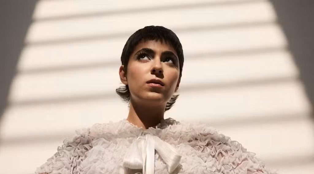 Filha caçula de João Gilberto, Loulu Gilberto canta Caetano Veloso, Garoto e Luiz Gonzaga no primeiro álbum