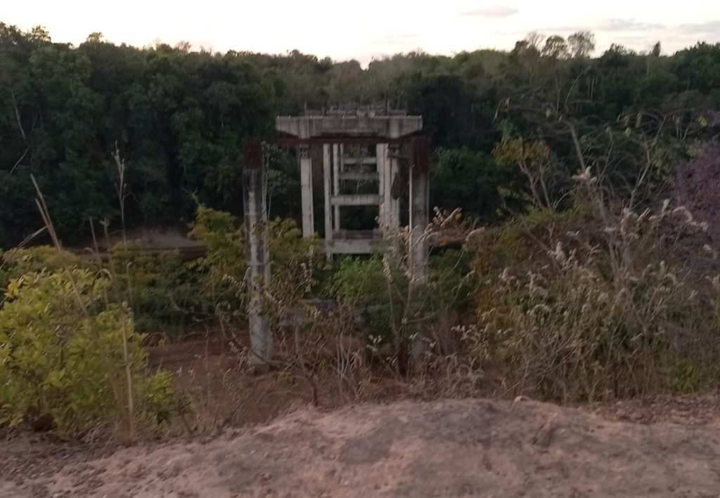 Ponte abandonada no meio de mata começou a ser construída há 20 anos no TO