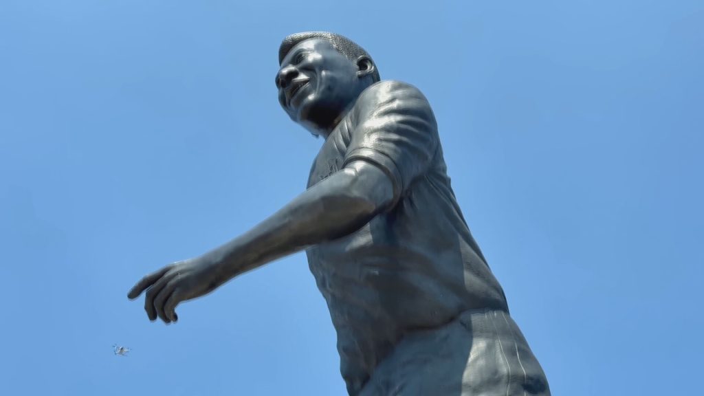 Estátua gigante de Pelé é instalada em cidade do México que receberá jogos da Copa do Mundo de 2026