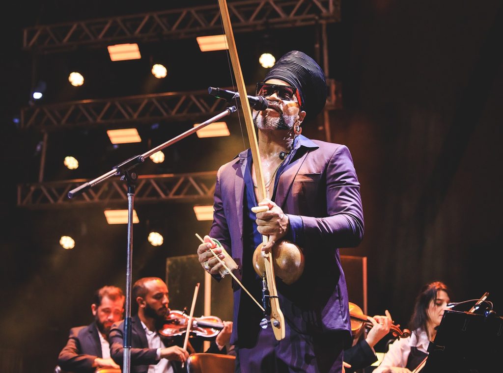 Carlinhos Brown faz sinfonia afro em álbum com a Orquestra Ouro Preto
