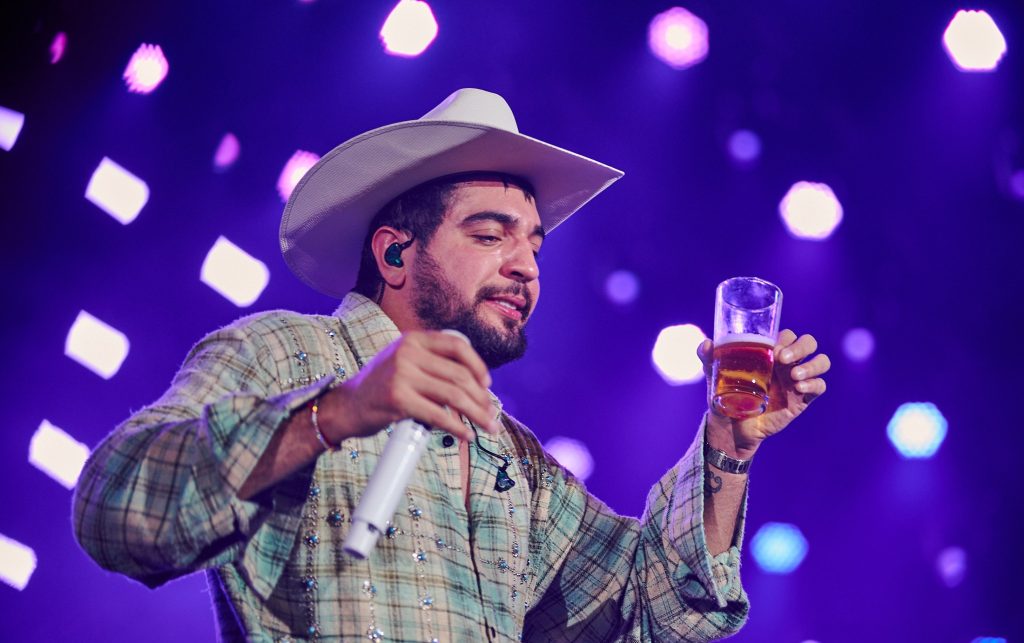 ‘Não conseguiu cantar de tão bêbado’: como excesso de álcool nos palcos e bastidores afeta rotina dos artistas