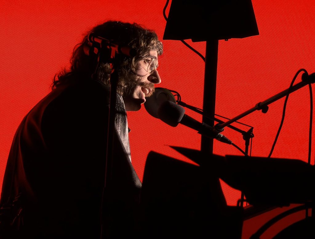 Tim Bernardes compõe e grava músicas novas enquanto fecha o ciclo do show do álbum ‘Mil coisas invisíveis’
