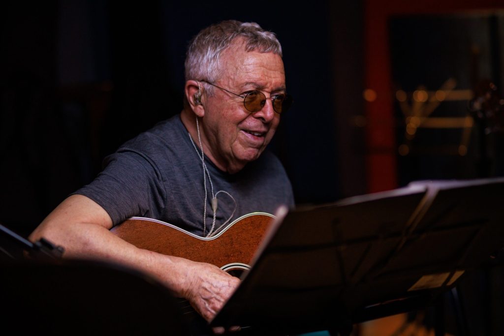 Luiz Carlos Sá canta parcerias com Almir Sater, Ivan Lins e Zeca Baleiro no álbum ‘Eu, caçador de mim’ e lança livro