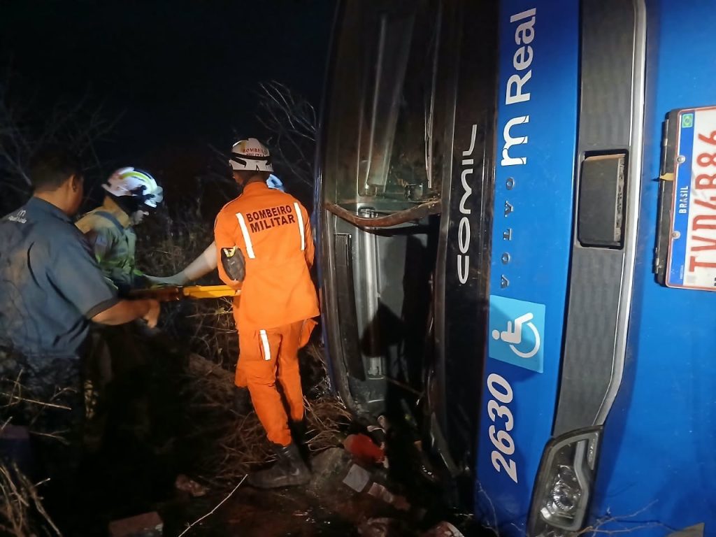 Ônibus que tombou e deixou 7 mortos e 13 feridos na Bahia tinha 22 passageiros a bordo