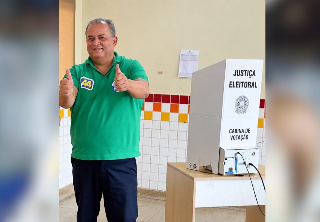 Eduardo Gomes (PL) vota em Palmas