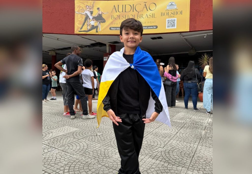 Menino que conquistou vaga na Escola Bolshoi ao treinar em barra feita pelo pai foi aprovado só na 2ª tentativa